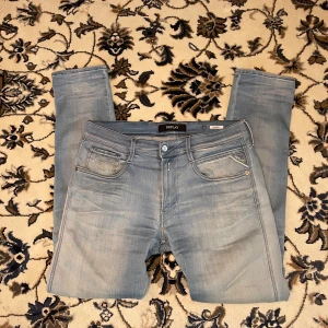 Replay anbass jeans  - Riktigt feta jeans från replay som är I topp skick utan några defekter. Storlek 32/32. Jeansen har knappast används och när dom använts blivit bra omhändertagna. Vid frågor eller funderingar hör av dig till mig! Pris kan även diskuteras