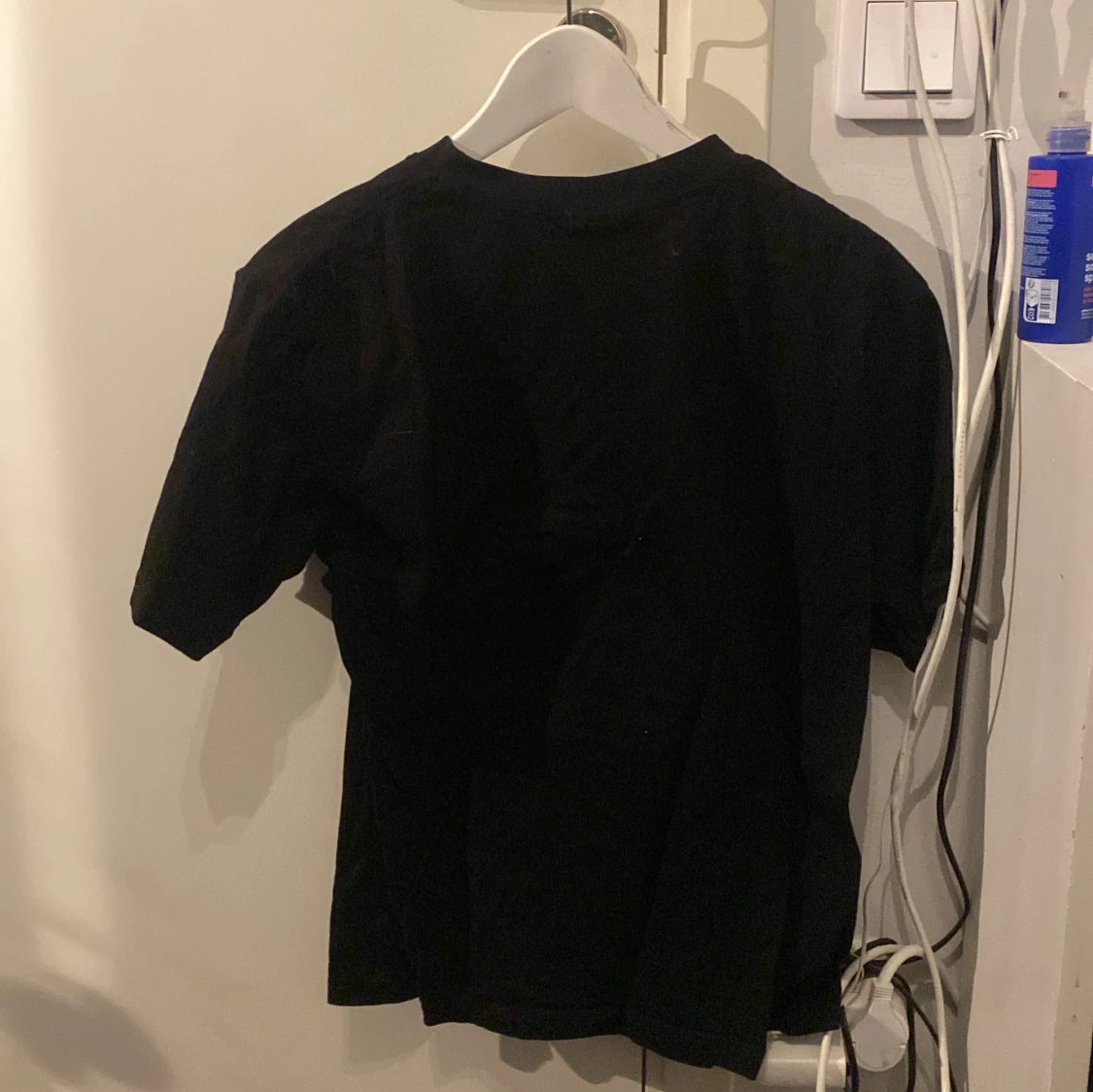 Svart t-shirt med rött tryck från Corteiz - 1