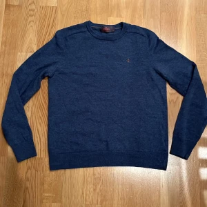 Merino Crewneck Morris - Säljer en stilren blå tröja från Morris i 100% merinoull. Den är i nyskick utan minsta skavank. Storlek är M men motsvarar S