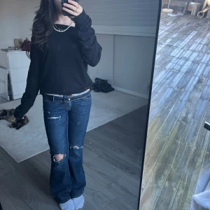 Svart offshoulder tröja - Säljer en stilren svart offshoulder tröja med långa ärmar. Perfekt för en avslappnad look. Passar bra till jeans eller kjol. Hör av dig vid intresse!