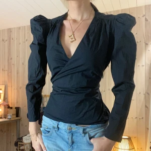 Blus - SUPER snygg blus / topp💕💕man kan knyta där bak så passar alla❣️❣️