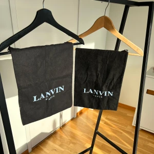 Lanvin dustbags  - 2 lanvins dustbags för dig som behöver 1 dustbag= 250kr 2 dustbag= 400kr har du frågor? Släng iväg ett dm 