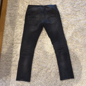 Nudie Jeans grim Tim 32 32 - Nudie jeans i bra skick. Har haft dem ett tag men inte använt dem särskilt mycket. Storlek W32 L32. 
