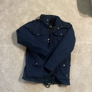 Field jacka ( väldigt tjock) - En Field jacka i grymt skick, extra tjock inuti, skick 8/10, storlek M, passar bra på folk mellan 1,86-1,94.