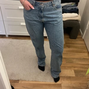 Blå jeans med hög midja - Blåa jeans med medelhög midja från Bikbok. Kommer inte så ofta till användning längre därav att jag säljer dem.