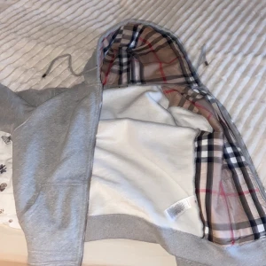 Grå hoodie från Burberry - Burberry hoodie använt bara 4 gånger