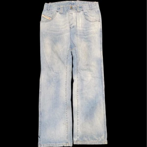 Diesel jeans - 🧑‍🚒as feta ljusblåa/gråa diesel jeans i jätte bra skick från 2000-talet (då var dom köpta)🧑‍🚒 midja 42cm, lår 26cm, benöppning 25cm, total längd 107cm, innerbensläng 83cm.