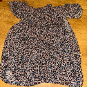 Blommig topp från H&M - Blommig off shoulder topp från h&m i storlek 170💗