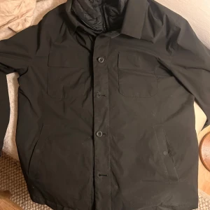 Massimo Dutti Jacka  - Tjena! Säljer min vinterjacka som jag inte använder! Använde den några gånger vintern 2024 men inte mer än så! Inga skavanker eller slitningar! Kvitto fins!