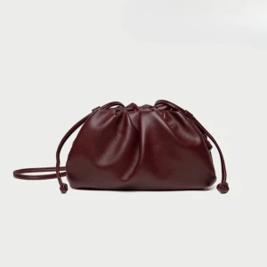 Vinröd Milano väska - Säljer nu min vinröda Milano väska i den lilla storlekten. Påsen och kvittot kommer med