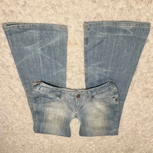 lågmidjade jeans  - säljer mina lågmidjade jeans från cross 💗💗skriv om intresse eller frågor 