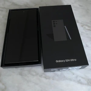 Samsung Galaxy S24 Ultra 512 gb - Säljer en Samsung Galaxy S24 Ultra i svart. Telefonen har en elegant design med flera kameror på baksidan och kommer i originalförpackning. Perfekt för dig som vill ha den senaste tekniken i en stilren förpackning.