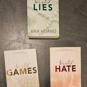 Twisted-serien av Ana Huang - Säljer twisted serien då jag inte läser dom och dom bara står hemma i mitt rum. Helt olästa och bra skick
