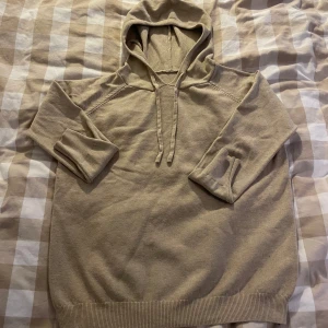 Merinoull hoodie - Säljer en riktgt snygg beige hoodie i toppen skick inga defekter skriv till mig vid frågor eller funderingar 