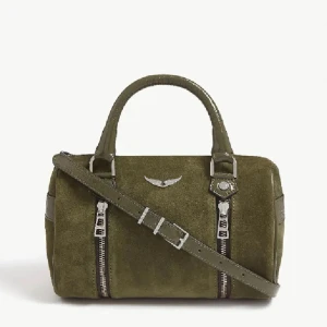 Olivgrön Zadig väska - Snygg olivgrön väska i mocka med coola dragkedjedetaljer framtill. Den har både handtag och en justerbar axelrem för extra bekvämlighet. Perfekt för att ge din outfit en trendig touch. 