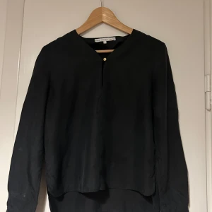 Svart blus från & Other Stories - En stilren blus från & Other Stories! 