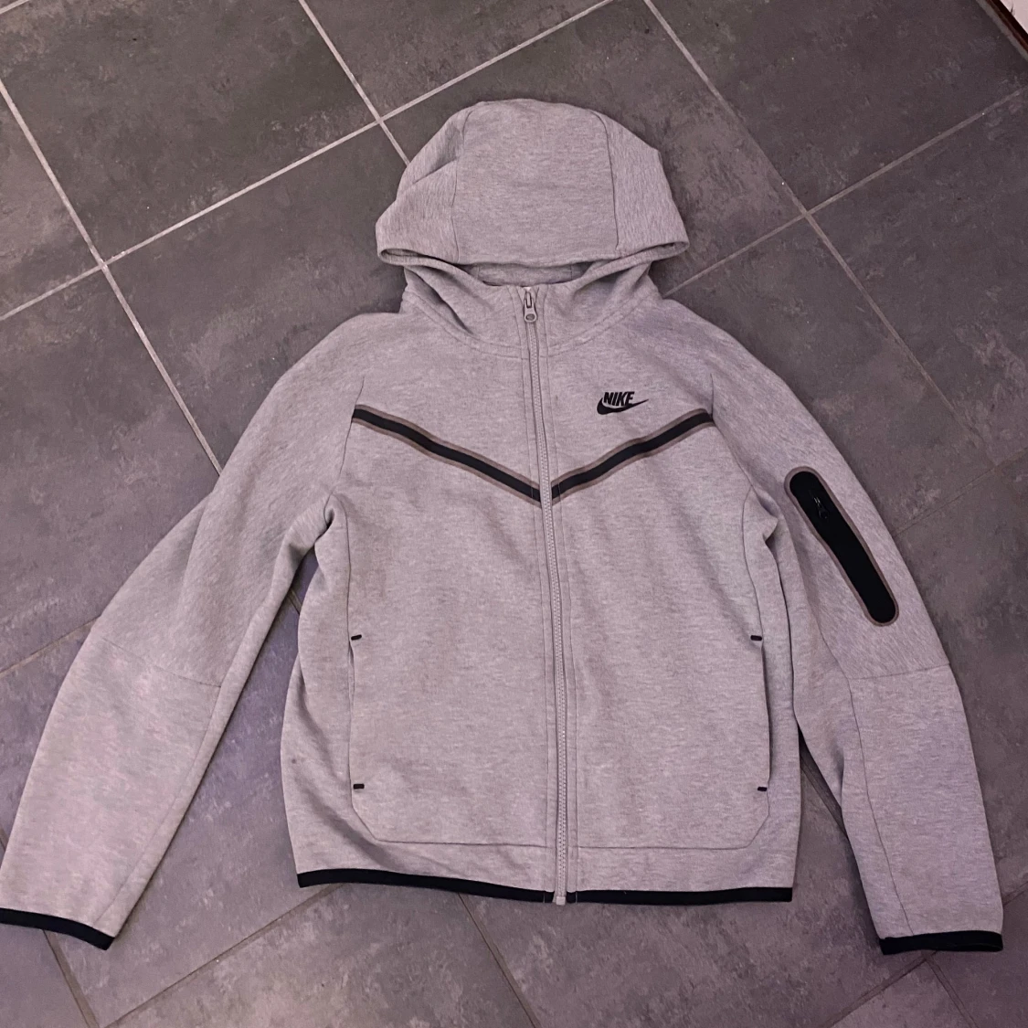 Grå huvtröja från Nike