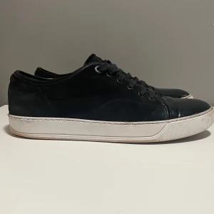 Lanvins - Tja, säljer nu dessa tvär feta svarta lanvins i storlek 43. Fint skick utan några defekter. Byten kan vara intressant. Skriv vid minsta lilla fundering! Priset är ej hugget i stenen.