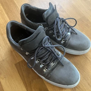 Nubikk grå sneakers  - Snygga grå sneakers i läder från Nubikk, modell Jagger classic, storlek 44. Nypris 2145kr.