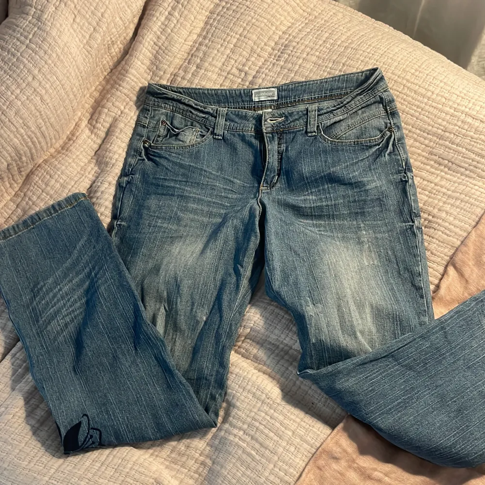 Snygga blå jeans från Rainbow Collection med ett blommigt mönster på ena benet. Köpta här på Plick men passade inte som jag ville. Farkut & Housut.