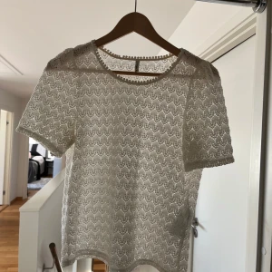 Vit spetsblus - vit spetsblus med korta ärmar. 