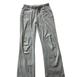 Juicy couture byxor - Trendiga söta juicy byxor i färgen heather grey. De är i storlek S men skulle också kunna passa någon med storlek m då de är stretchiga! Passar folk som är 170 cm och under!
