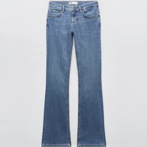 Blå bootcut jeans från Zara - Snygga blå bootcut jeans från Zara som inte säljs längre, i nytt skick. Köptes för 600. Jag är 170 och de går hela vägen ner till marken nästan. Jätte fina men säljer nu för de inte kommer till användning❤️ skriv privat om du har frågor eller vill ha fler bilder 💞💞