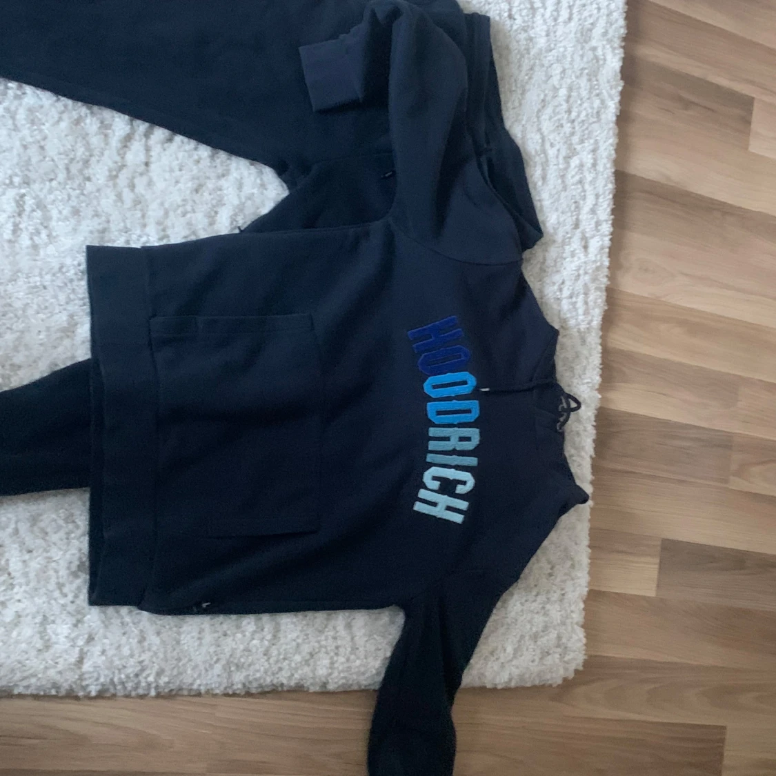 Svart hoodie och byxor från Hoodrich - 2