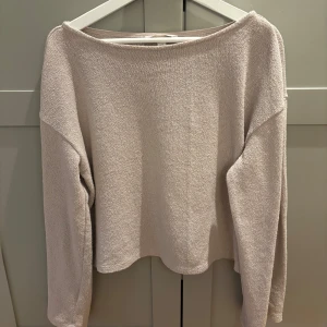 Beige långärmad tröja - Säljer en stilren beige tröja med långa ärmar. Perfekt för en avslappnad look. Tröjan har en enkel design och är gjord i ett mjukt material.