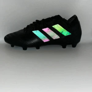 Svarta fotbollsskor från Adidas - Snygga helt svarta fotbollsskor från Adidas. De är i riktigt bra skick och nästan inga tecken på användning.