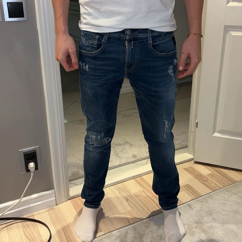 Tja, säljer nu dessa väldigt snygga replay jeans med slitningar! Jeansen har inga defekter eller liknade. Storlek 29-30! Nypris ligger runt 1800kr mitt pris 849kr. Farkut & Housut.