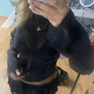Svart långärmad topp - Snygg svart långärmad topp med en tight passform, ganska see through! I bra skick ❤️