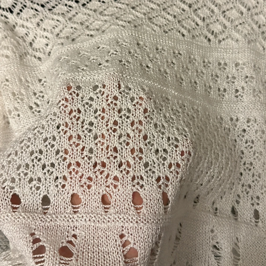 Vit stickad topp med spetsdetaljer - 3