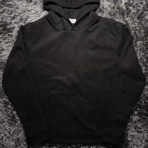 Ciszere Suede Hoddie - Svart Ciszere Suede Hoddie | Skick 9/10 | Storlek S |  Köpt för 1299 | Köpare står för frakten | Skicka frågor vid funderingar om plagget