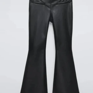 Läderbyxor  - Så himla snygga ”läder byxor”!🤍 Säljes endast på grund av att dem är för korta och aldrig använda av mig och nog inte av den gamla ägaren heller🌟   I storlek 164, men passar mig som vanligtvis bär XXS, förutom i längden, jag är 1,70 m🌟