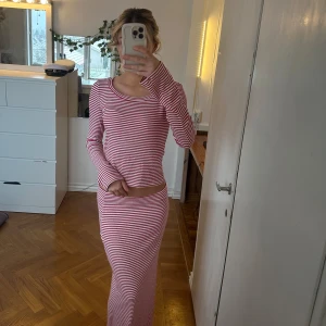 Nelly set - superfint kjol- och tröjaset från Nelly, båda plaggen i stl xs. Tröjan nypris 299kr och kjol (maxikjol) nypris 399kr men säljer båda för 400kr (går inte ner i pris då de är fullt intakta och aldrig använda)🫶🏼❤️