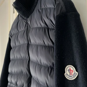 Moncler cardigan - Tja, säljer nu denna sjukt snygga Moncler cardigan i storlek L men som passar M, perfekt för lite kyligare dagar med stil, skick 8/10, vid frågor och funderingar är det bara att höra av sig