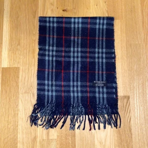 Burberry halsduk - Tjena! Säljer nu denna snygga mörkblåa Burberry halsduk i 100% cashmere. Den är 150 cm lång och i mycket bra skick!  Hör gärna av dig om du har några frågor eller vill se fler bilder!