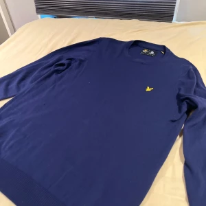 Lyle and scott tröja - Säljer denna stickade tröjan för den e lite för stor!