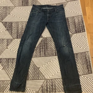 Blå jeans från Boss Orange - Snygga blå jeans från Boss Orange med en klassisk femficksdesign. De har en lätt slitning på knäet som ger en cool look. Perfekta för en avslappnad stil.