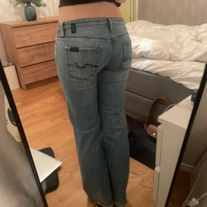Blå jeans från 7 for all mankind - ett par snygga bootcut jeans från 7 for all man kind! ultra low waist 💕(avklippta längst ner) midjemått: 36cm tvärsöver, innerbenslängd: 74cm