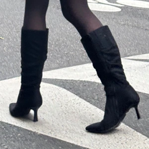 Svarta stövletter med klack - Snygga svarta stövletter med klack och spetsig tå. Perfekta för en elegant look och passar bra till både kjol och byxor.