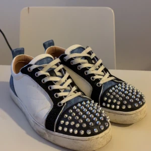 Christian Louboutin skor - Louis storlek 42/43 bra skick bara tvätta lite så e dom som nya, alla spikar kvar sällsynta skor köpta av store enda!