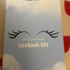 Do it yourself eyelash lift kit - Ett kit för att lyfta dina ögonfransar själv hemma. Perfekt för att få en salongseffekt utan att lämna huset. Innehåller allt du behöver för att ge dina fransar ett lyft.