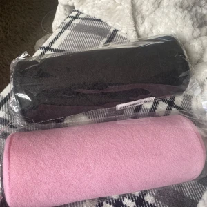 Handkuddar - Säljer dessa två oöppnade handkuddarna eftersom de aldrig har kommit till användning! 