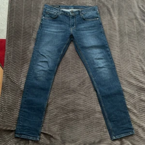 J Lindeberg Jeans  - Slim fit jeans från J Lindeberg. Väldigt bra skick, storlek W33L32. Pris kan diskuteras. 