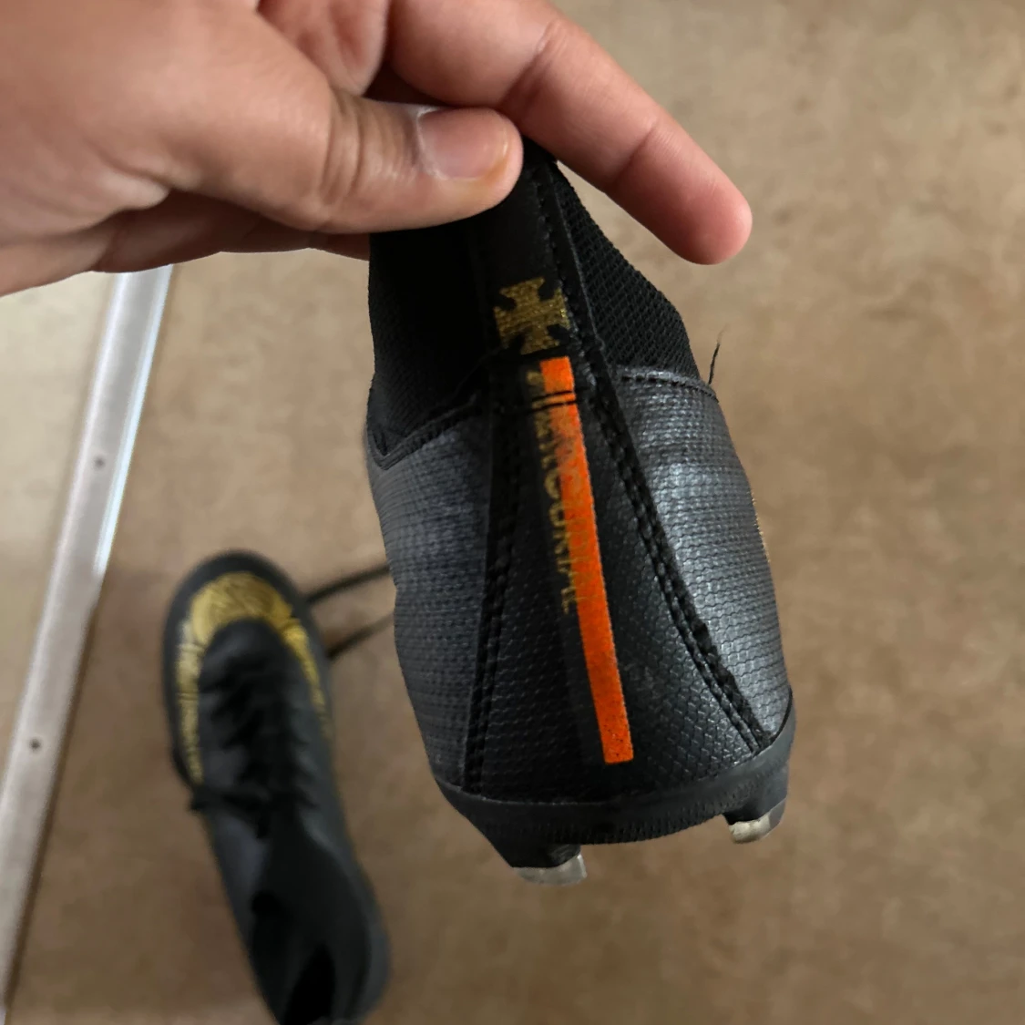 Svarta fotbollsskor med gulddetaljer - 1