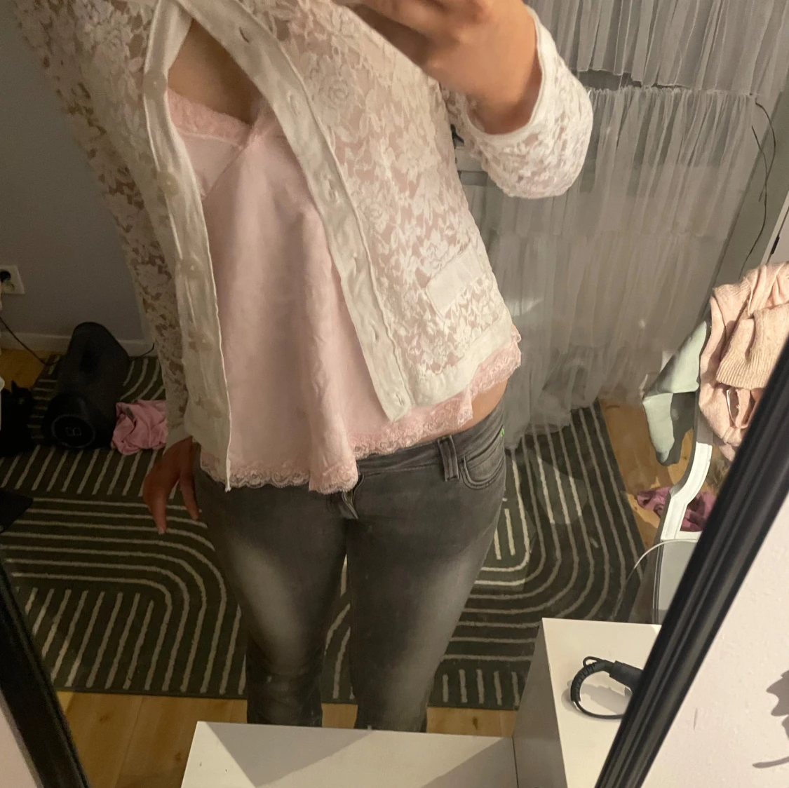 Vit spetskofta med knappar - 2