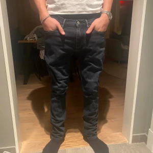 Mörkblå jeans från Acne Studios - Tja säljer dessa Acne Studius Jeasn i Storlek 32/30. För endast 400kr. Inga byten. Hör av dig vid minsta funderingar😀