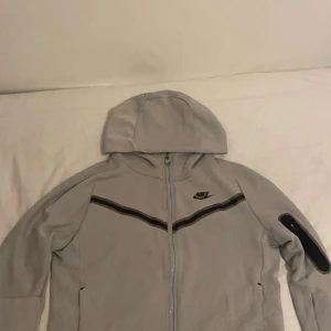 Nike Tech  - Hej säljer min Nike tech i grå i storlek XS jätte bra skick !